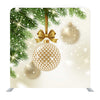 Adorno dorado estampado con lazo dorado brillante colgado en una pared multimedia de árbol de Navidad
